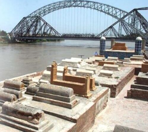 دریائے سندھ کے کنارے یہ 7 کنواری سہیلیوں کی قبریں ہیں ، اور ان کے پاس ایک کمرے میں آج کل کیا ہورہا ہے؟